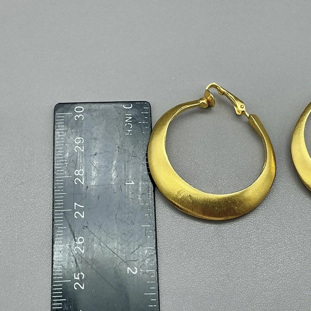 Kenneth Lane Earrings Gold Tone Hoop Clip On Round Classic Jewelry Womens 1.5" - Picture 7 of 7